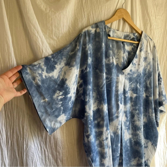 90%OFF❣️Marc New York Andrew Marc Blue Tie Dye V-Neck Short Sleeve Tunic Top, 1X - Picture 4 of 10
